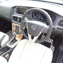 VOLVO VOLVO V40 D4 SISAL ホワイト／ブラック