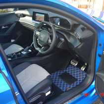 KARO装着事例 SISAL PEUGEOT ２０８