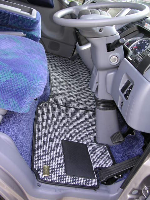 カロ/KARO フロアマット FLAXY 品番：407 カラー：ブリリアントグレー他 アルファロメオ 164 ハンドル：左 FF Q4除く 1989年02月〜1997年12月 カロ&frasl;KARO フロアマット FLAXY 品番：2038 カラー：ブリリアントグレー