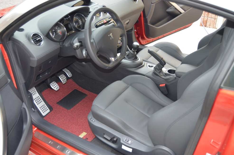 PEUGEOT　rcz純正フロアマット前席 PEUGEOT（プジョー） 純正 RCZ T7 平成22年7月〜平成28年12月 右