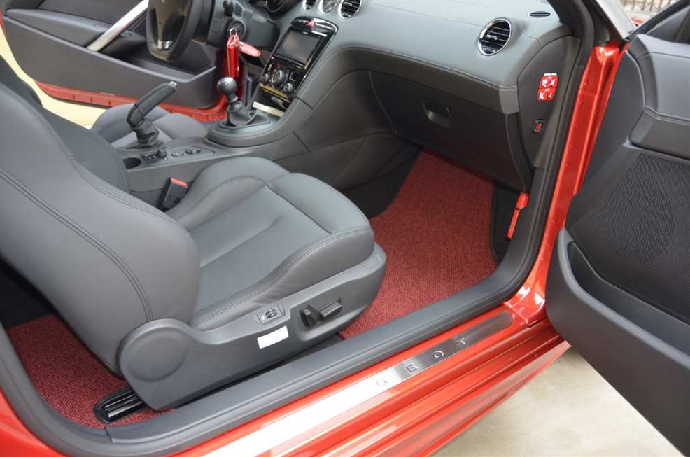 PEUGEOT　rcz純正フロアマット前席 PEUGEOT（プジョー） 純正 RCZ T7 平成22年7月〜平成28年12月 右
