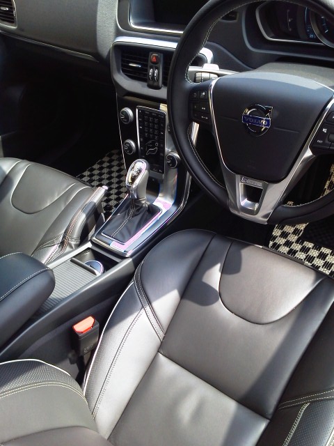 VOLVO V40 | VOLVO | 装着例 | KARO | オーダーメイド カーマット 